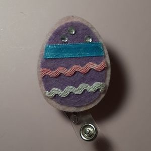 Retractable name badge holder